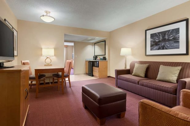Images Embassy Suites by Hilton Kansas City International Airport