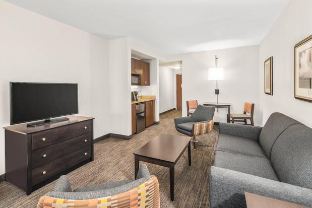 Images Holiday Inn Express & Suites Wilmington-Newark by IHG