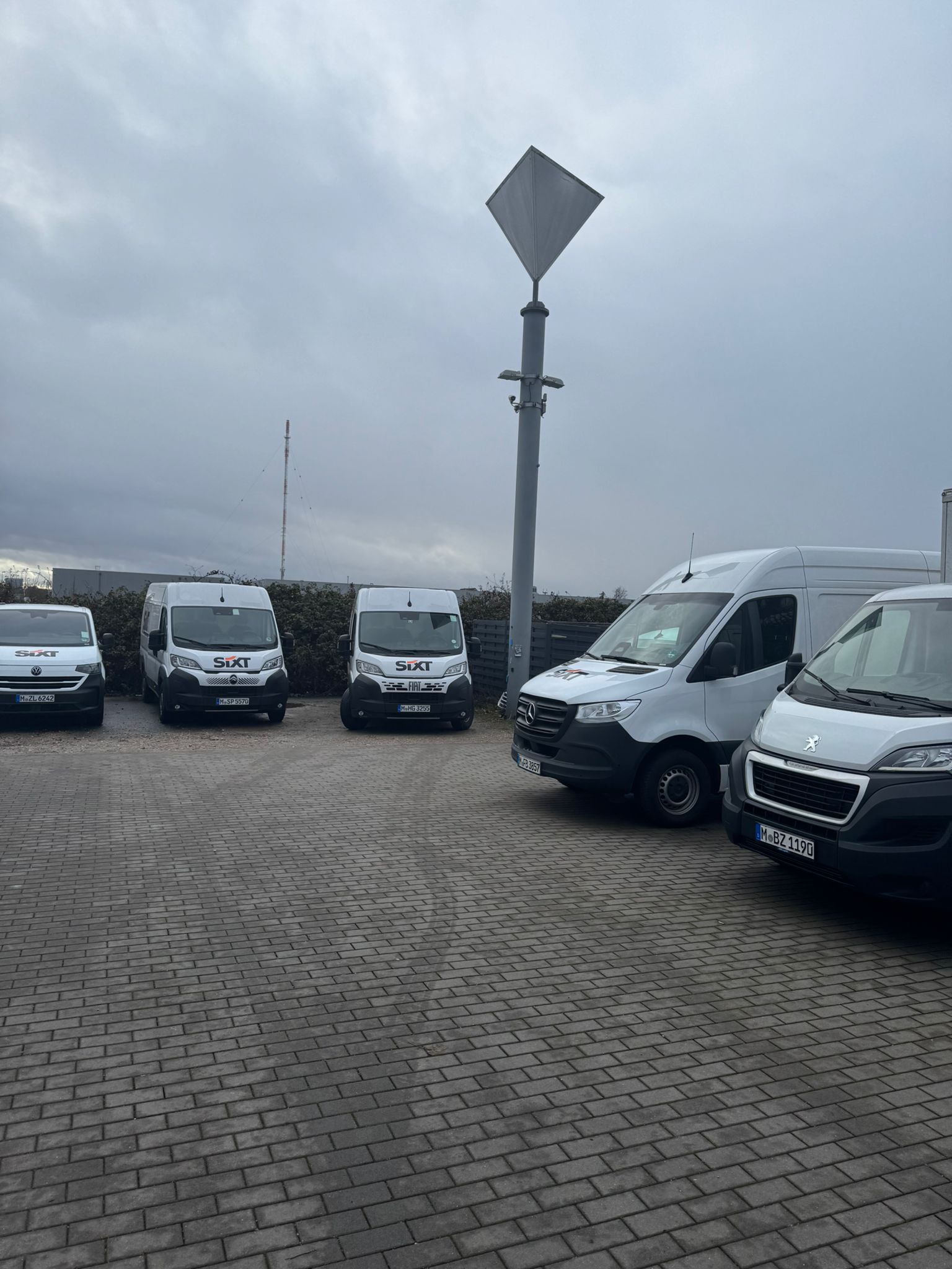 SIXT Truck Center Mainz/Wiesbaden, Fritz-Lenges-Str. 12 in Wiesbaden, Mainz-Kastel