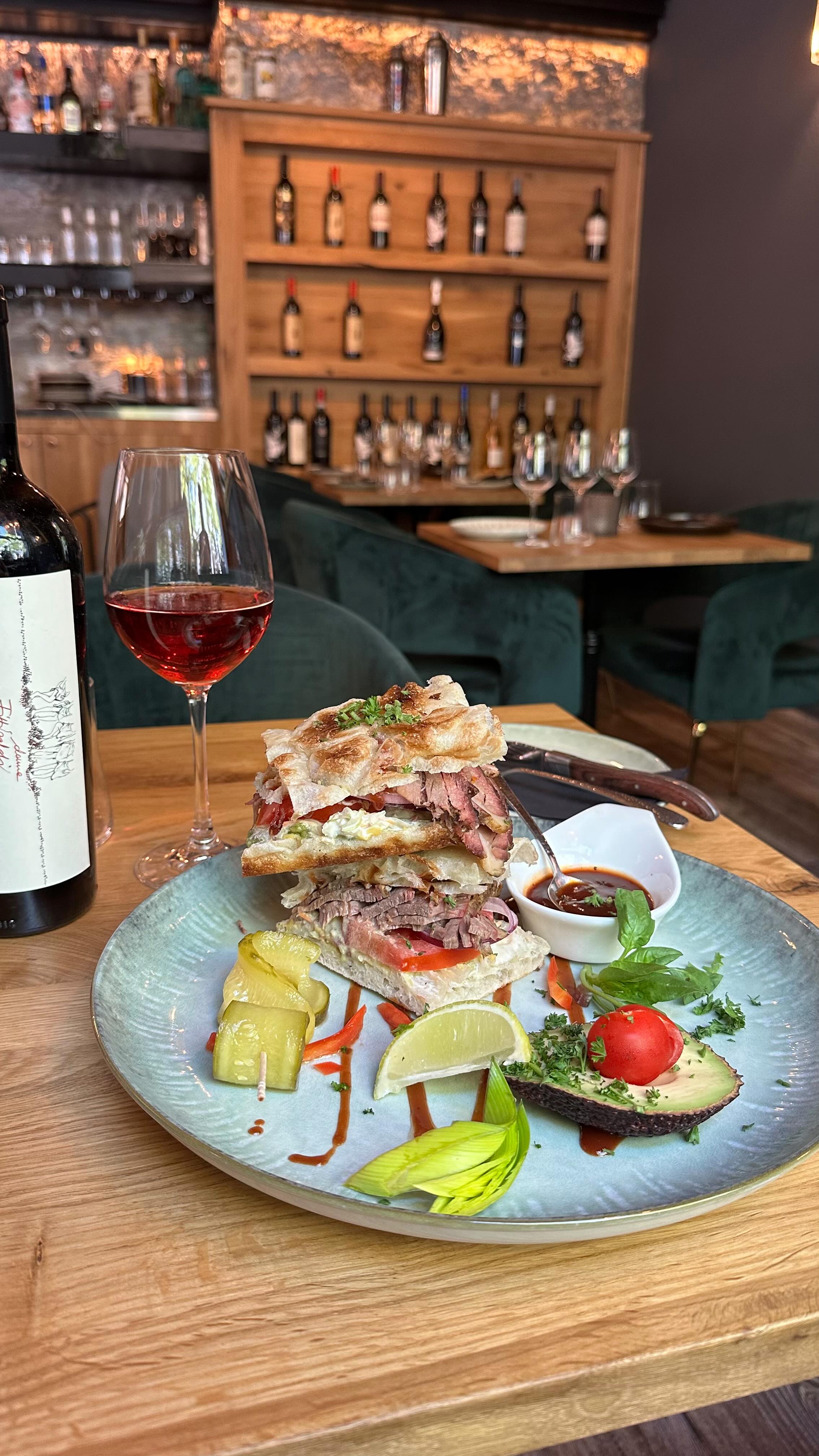 Bilder Cue Café Restaurant & Lounge Bar