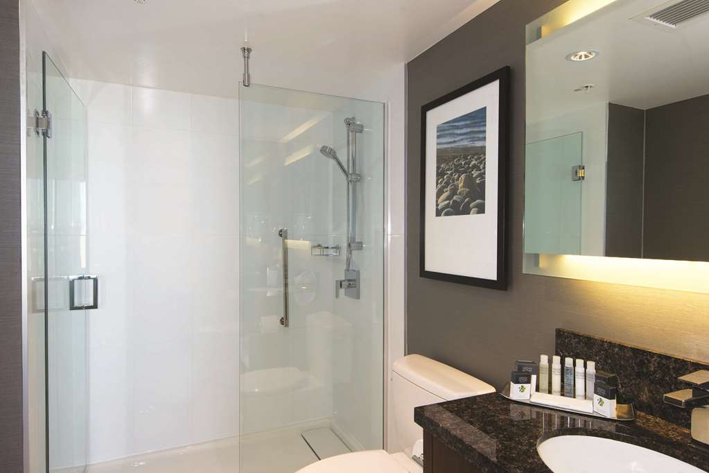 Guest room bath DoubleTree by Hilton Hotel & Suites Victoria Victoria (250)940-3100