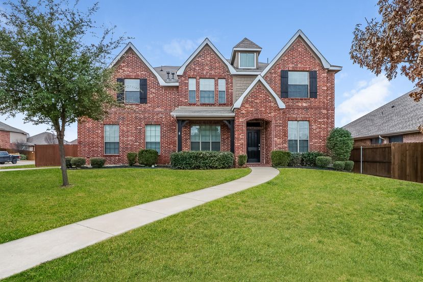 Breathtaking home with large front yard at Invitation Homes Houston.