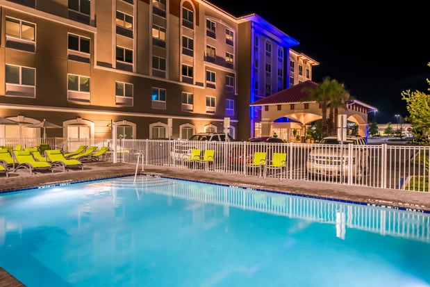 Images Holiday Inn Express & Suites St. Petersburg - Madeira Beach by IHG