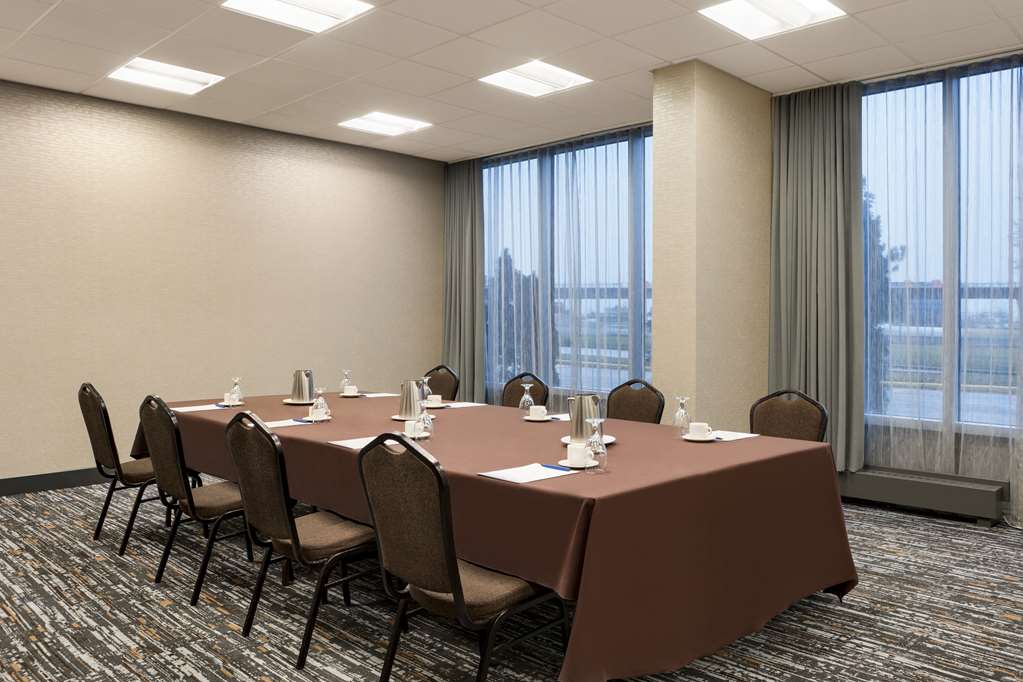Images DoubleTree by Hilton Pointe Claire Montreal Airport West