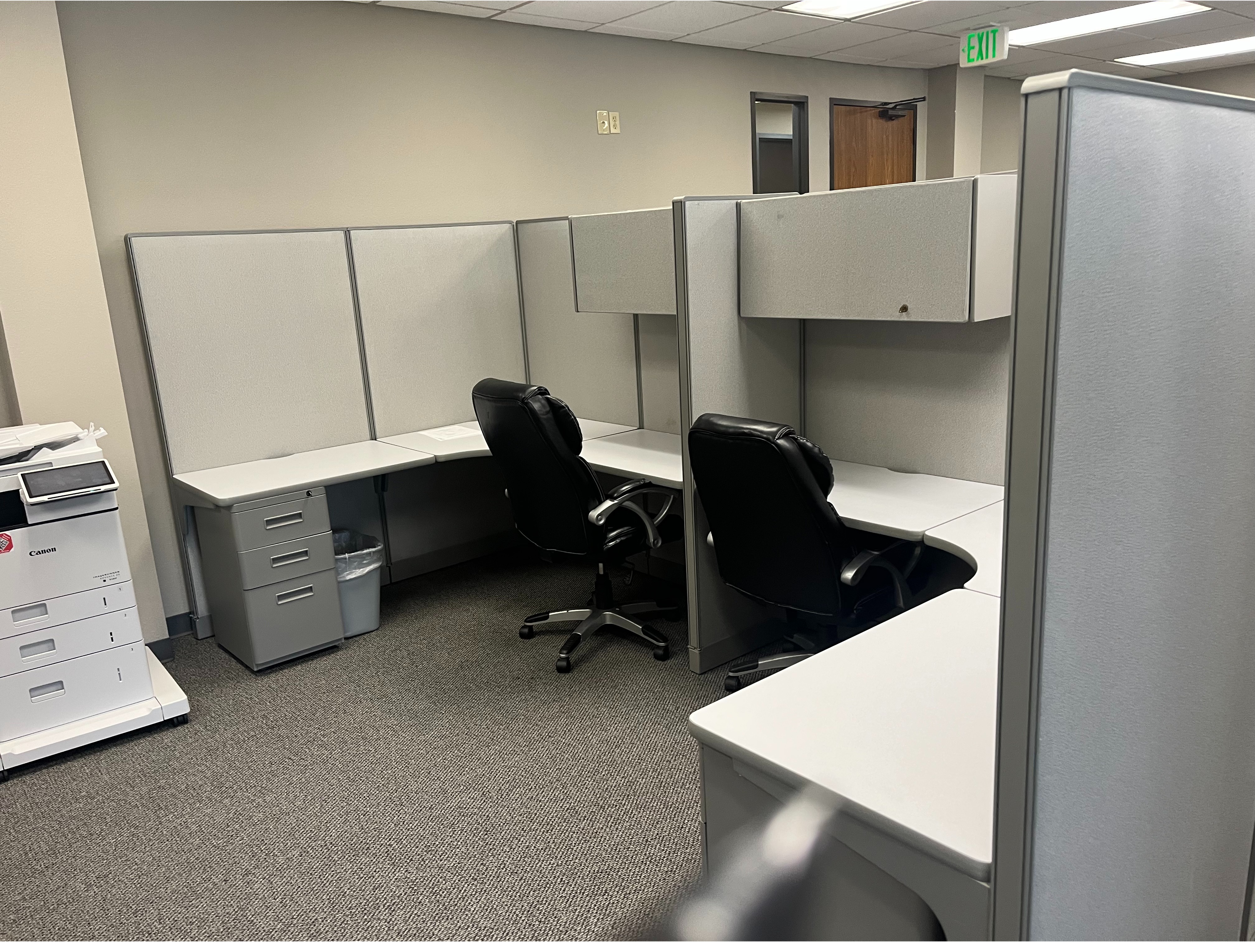 Open-Plan Cubicle Pod:

Multi-station office cubicle layout with white frame dividers, integrated storage, and modern ergonomic seating designed for team collaboration.