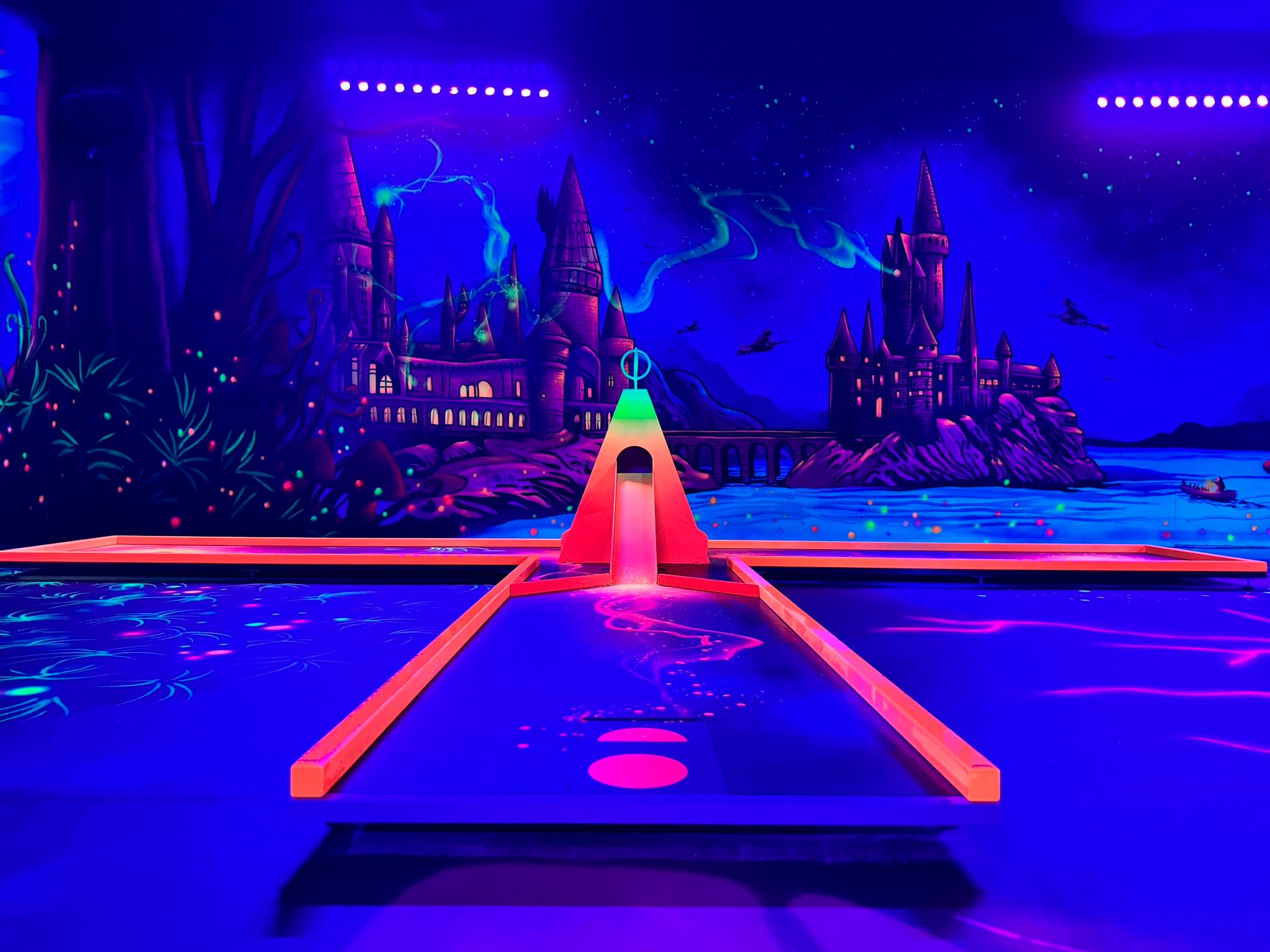 GlowZone 4D Schwarzlicht Minigolf Essen - West Borbeck, Wüstenhöferstraße 234 in Essen