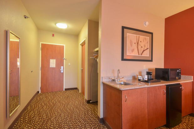 Images Holiday Inn Express & Suites Pine Bluff, an IHG Hotel