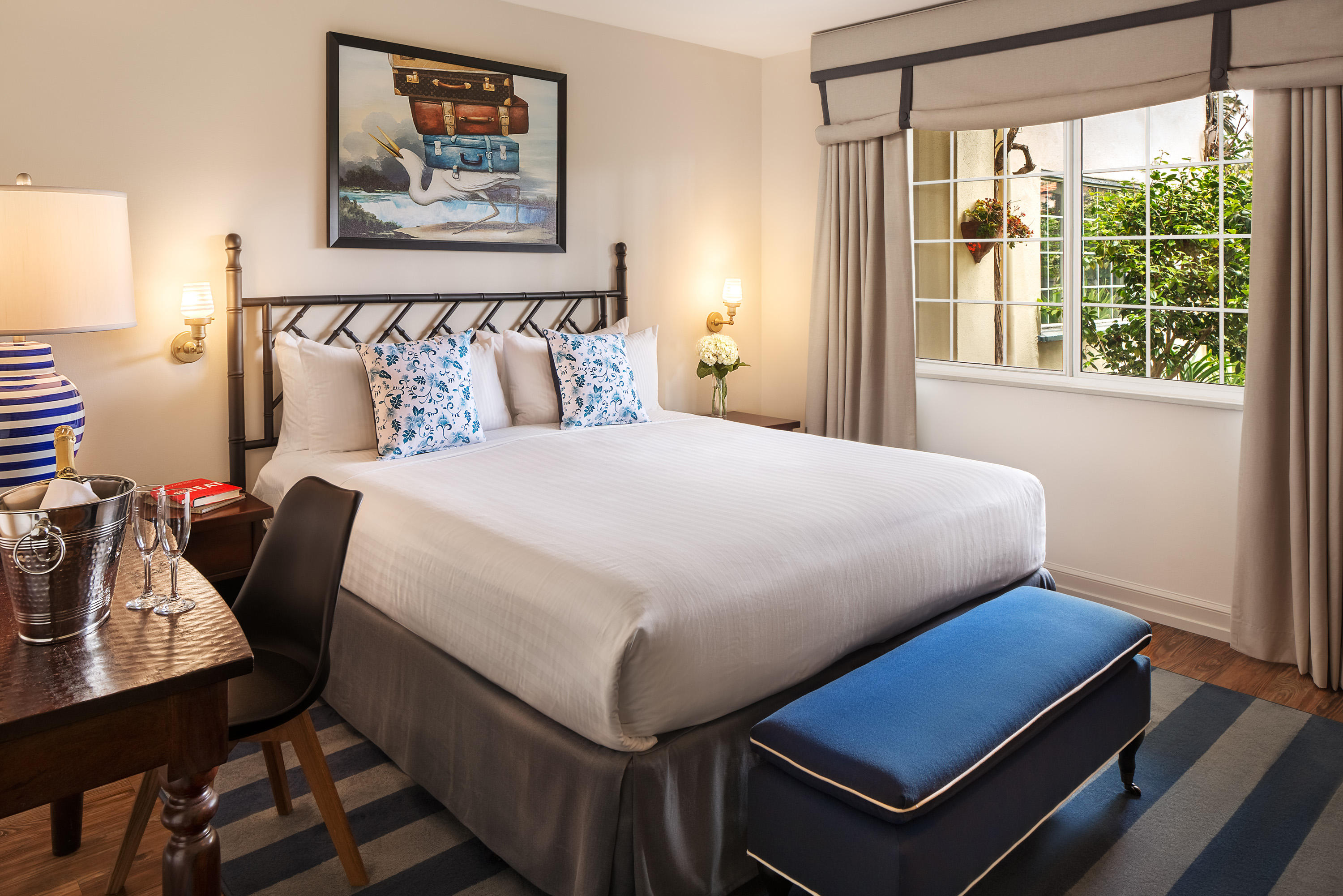 Ideal for a couple, family or group of friends, these casually elegant rooms accommodate 2 adults for Kings and 4 adults for two Double beds. Each room is approximately 200 square feet and features air conditioning, an LCD TV and iPod docking station.