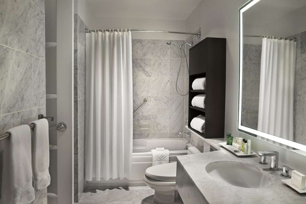 Hilton Toronto/Markham Suites Conference Centre & Spa à Markham: Guest room bath