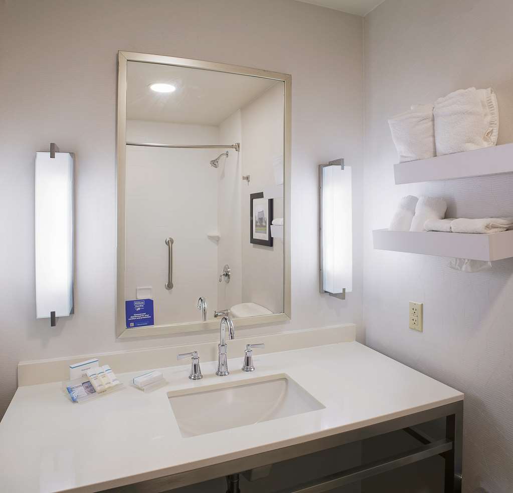 Guest room bath