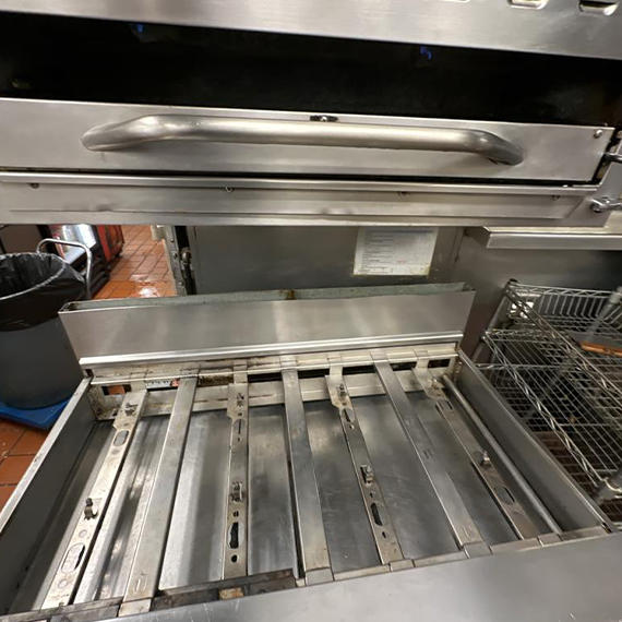 L.A. Queen's Cleaning Services LLC Logo