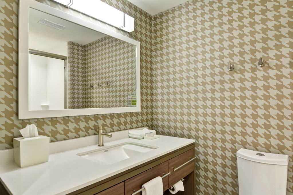 Guest room bath