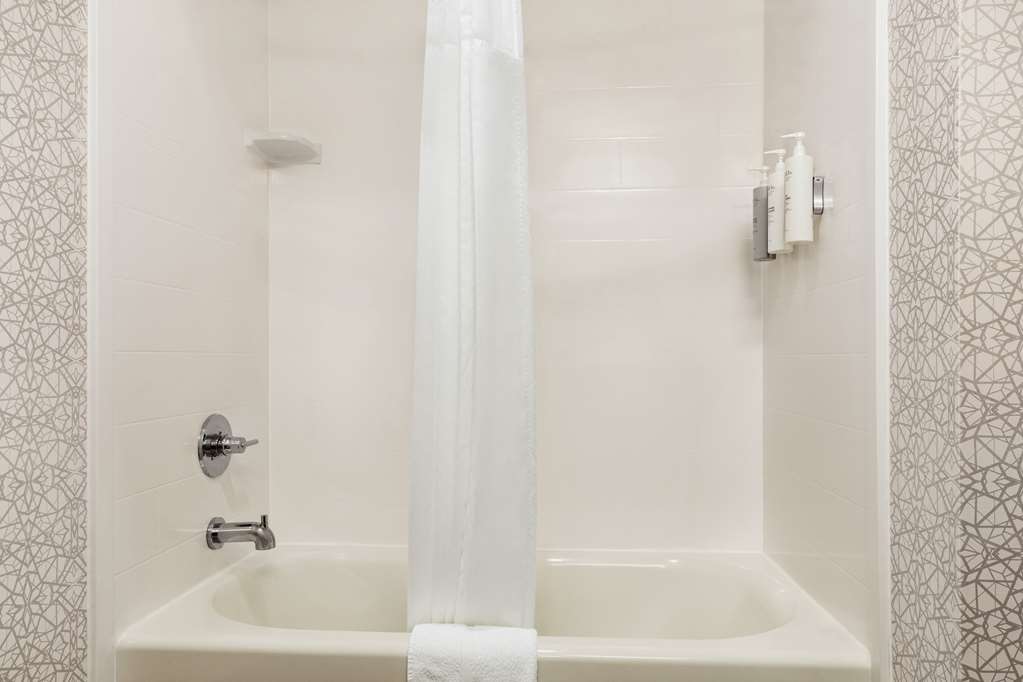 Guest room bath