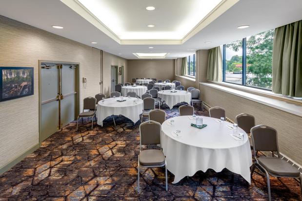 Images Holiday Inn & Suites Pittsfield-Berkshires by IHG
