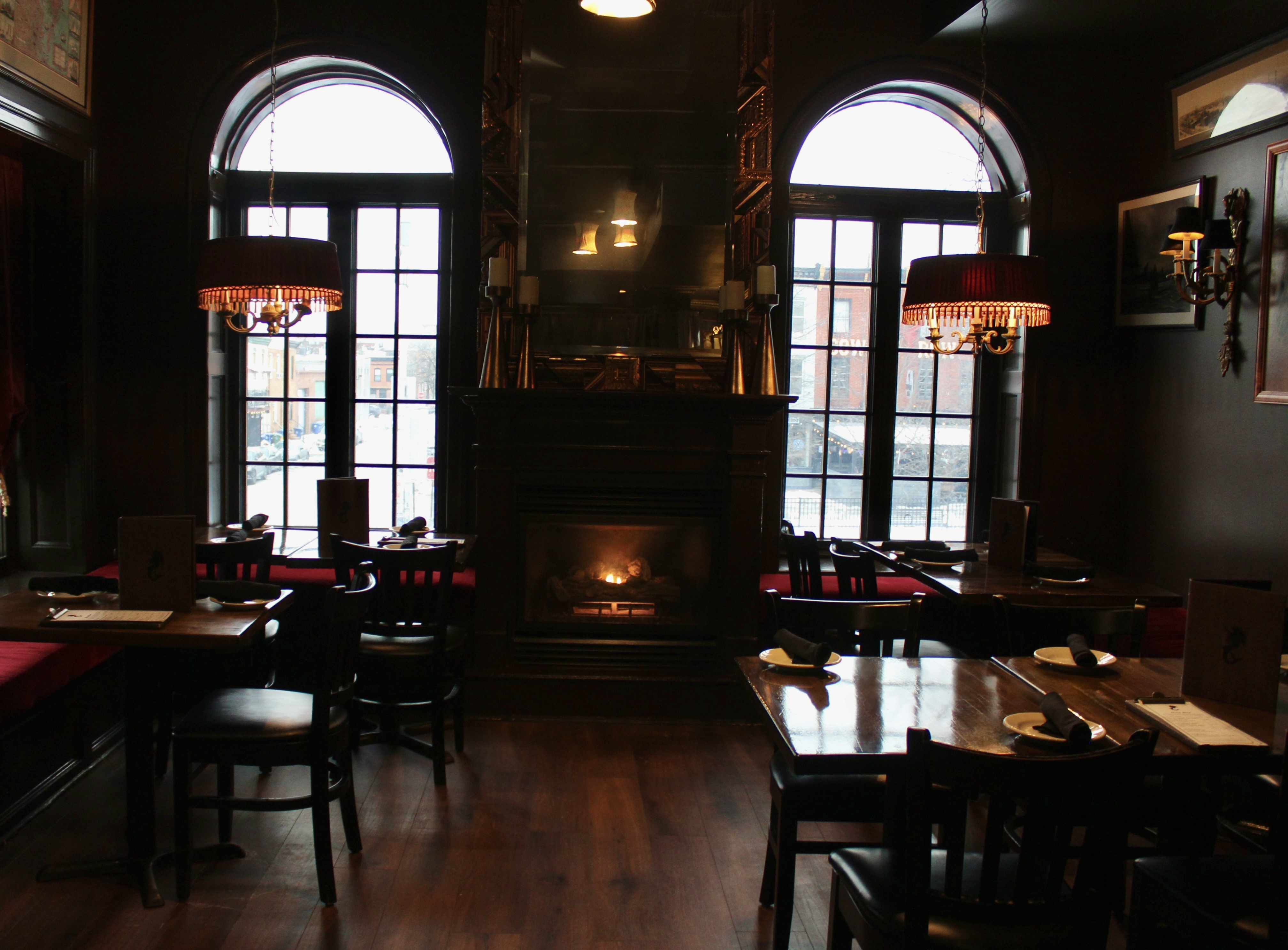 Mama's On The Half Shell Upstairs Dining & Fireplace 