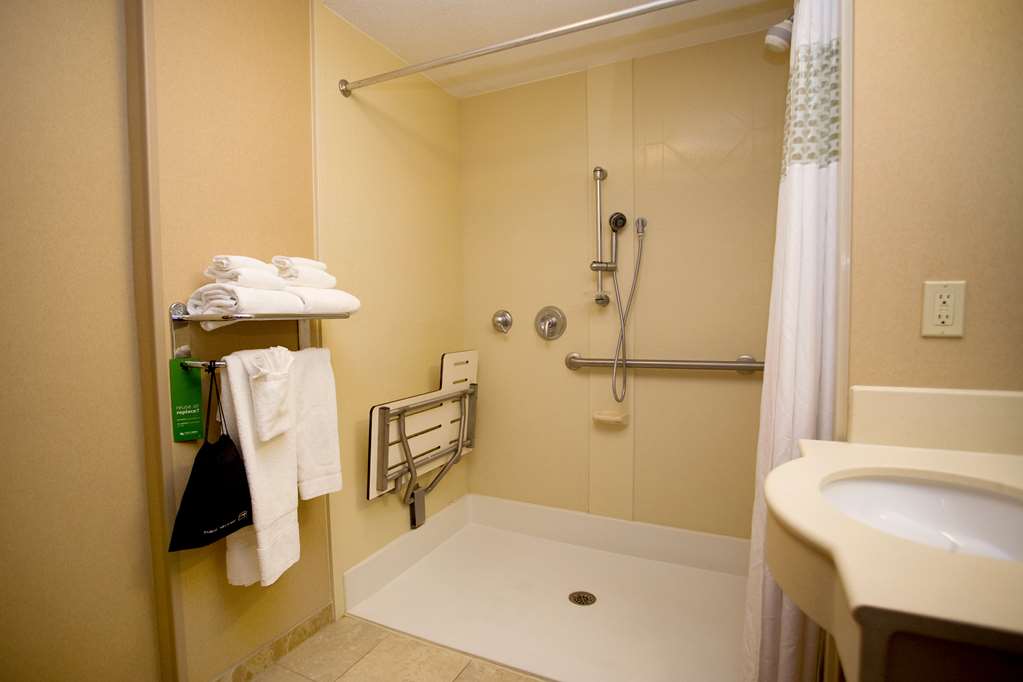 Guest room bath