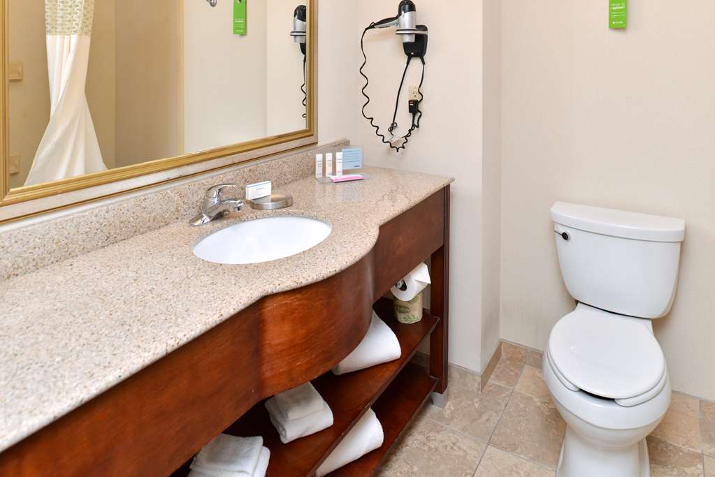 Guest room bath