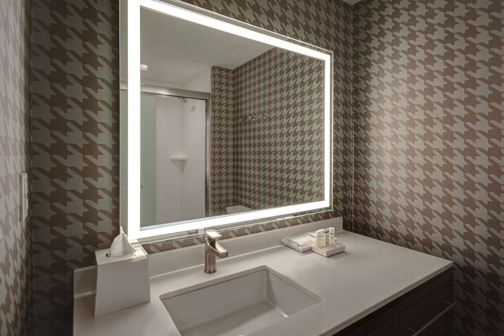Guest room bath