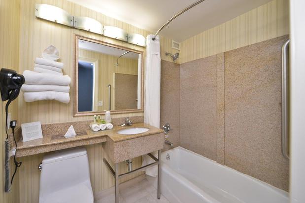 Images Holiday Inn Express LaGuardia Arpt by IHG