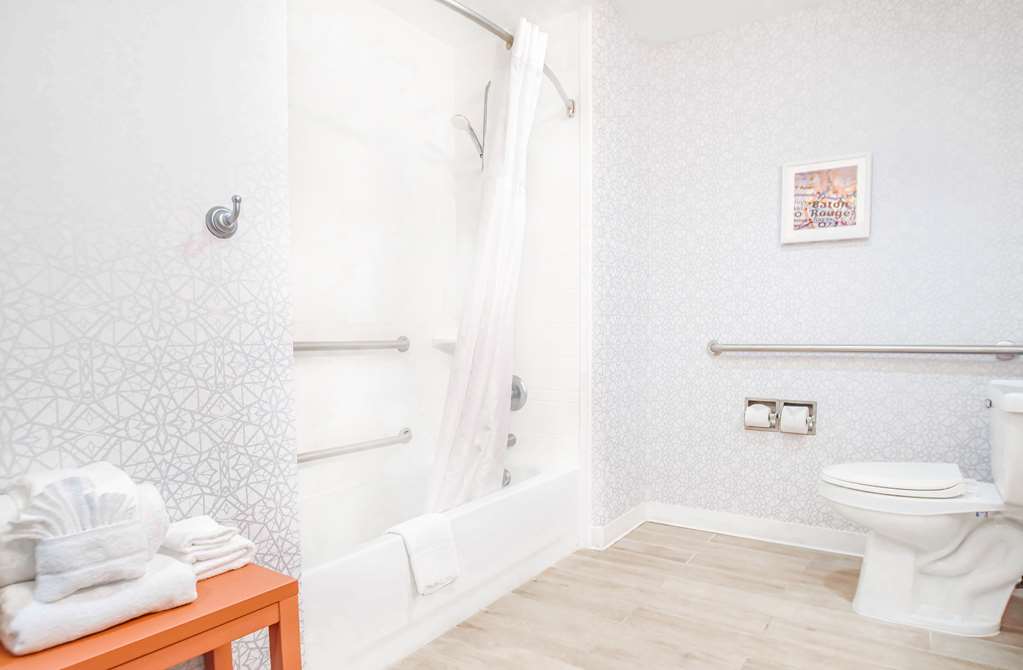 Guest room bath