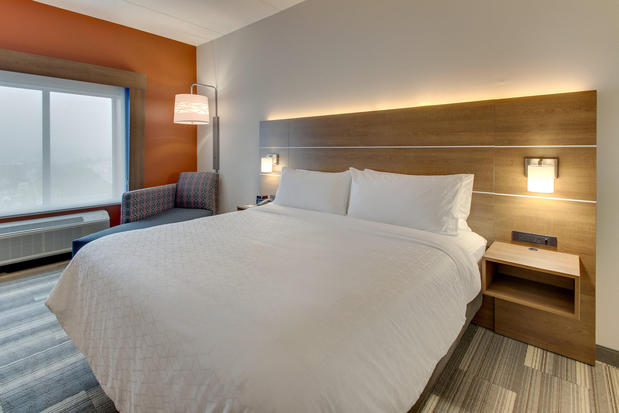 Images Holiday Inn Express & Suites Nashville Metrocenter Downtown by IHG