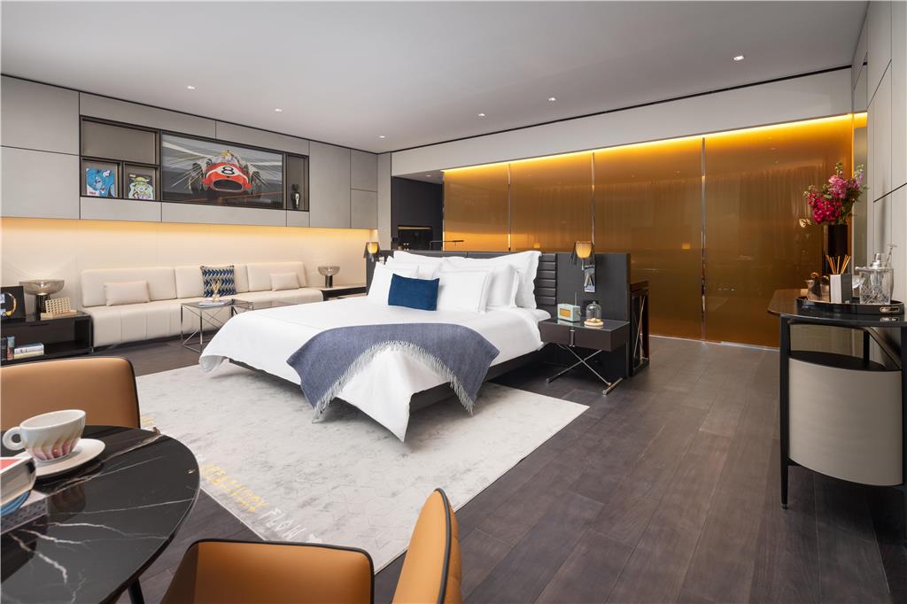 Suite bedroom