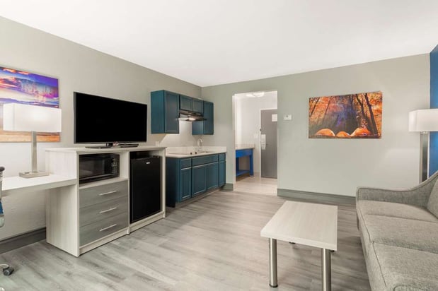 Images Best Western Plus Cleveland Inn & Suites