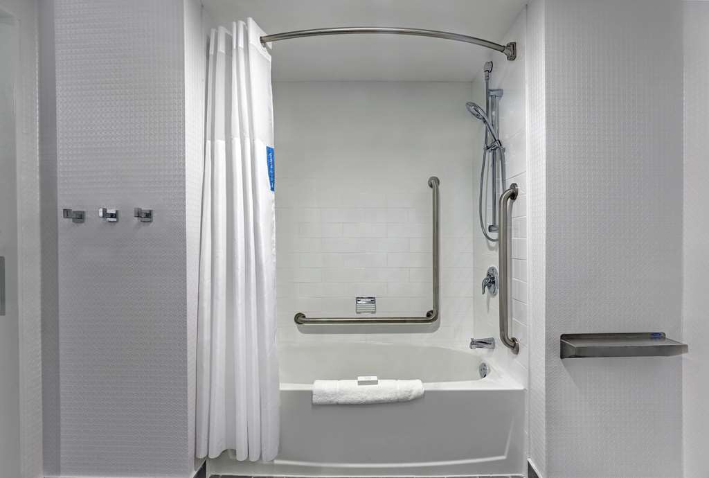 Guest room bath Hampton Inn & Suites by Hilton Belleville Belleville (613)779-2000