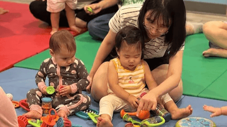 Those first steps are a big adventure, and our play equipment gives new walkers an engaging place to practice. Gymboree’s infant classes in Frisco support emerging abilities through movement, exploration, and plenty of positive encouragement.