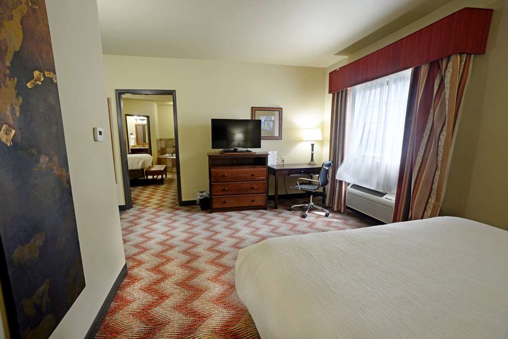 Double Queen Whirlpool Suite