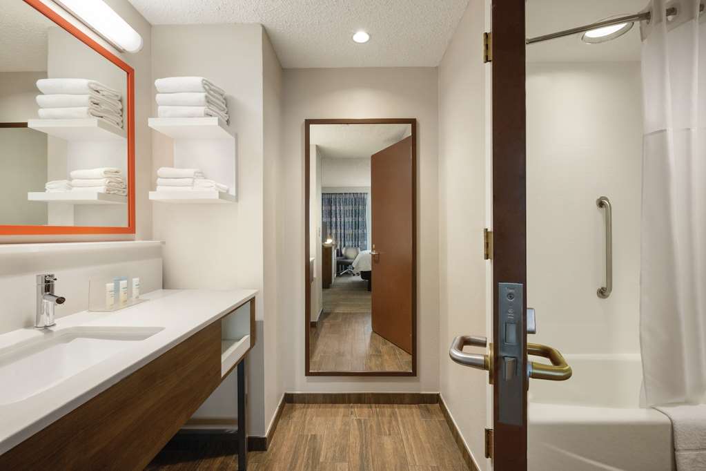 Guest room bath