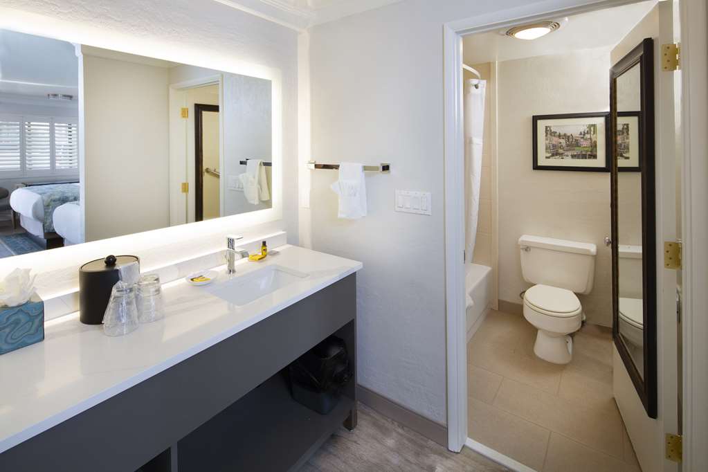 Deluxe Guest Room Vanity/Bath Best Western Plus Humboldt Bay Inn Eureka (707)443-2234