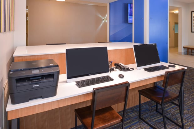 Images Holiday Inn Express & Suites Omaha - 120th And Maple by IHG
