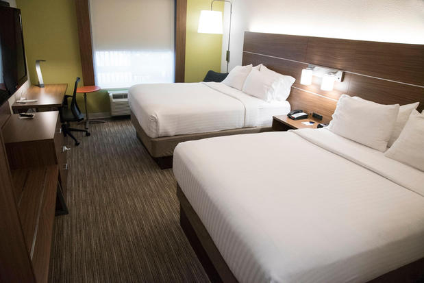 Images Holiday Inn Express & Suites Alexandria, an IHG Hotel