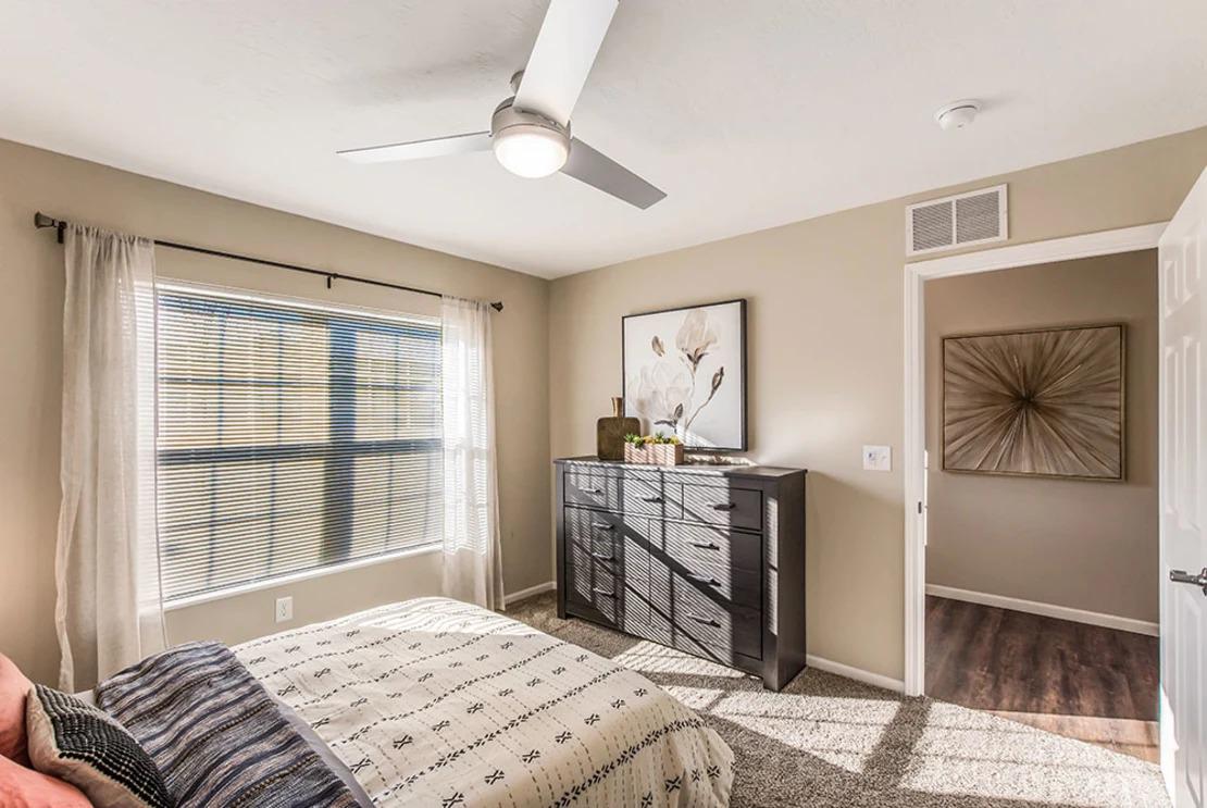 Large Main Bedroom with En-suite Bathroom & Closet
