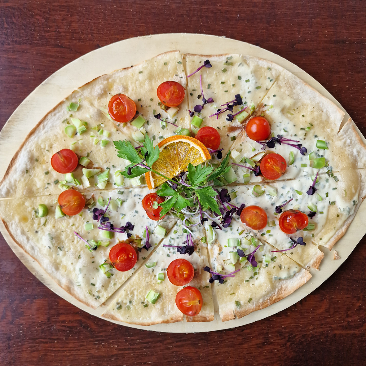 Flammkuchen mit grünem Spargel