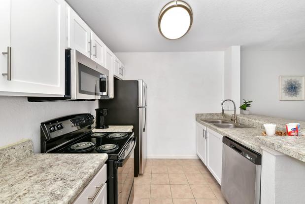 Images Village Lakes Apartments