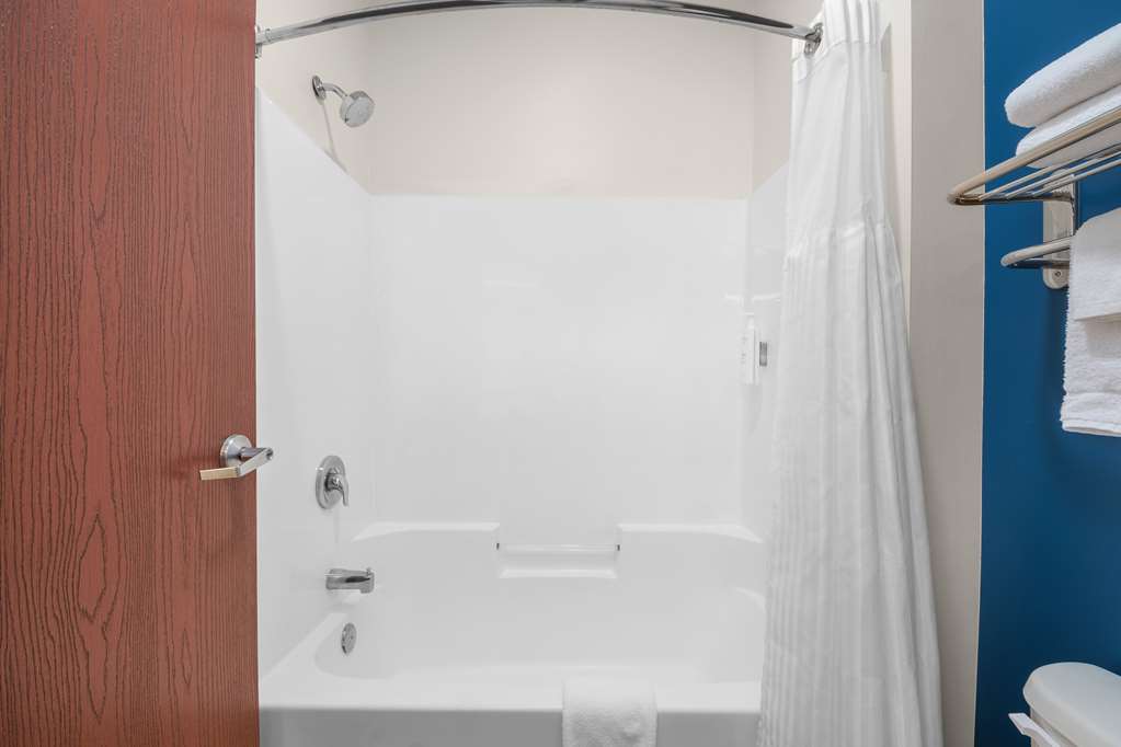 Guest room bath