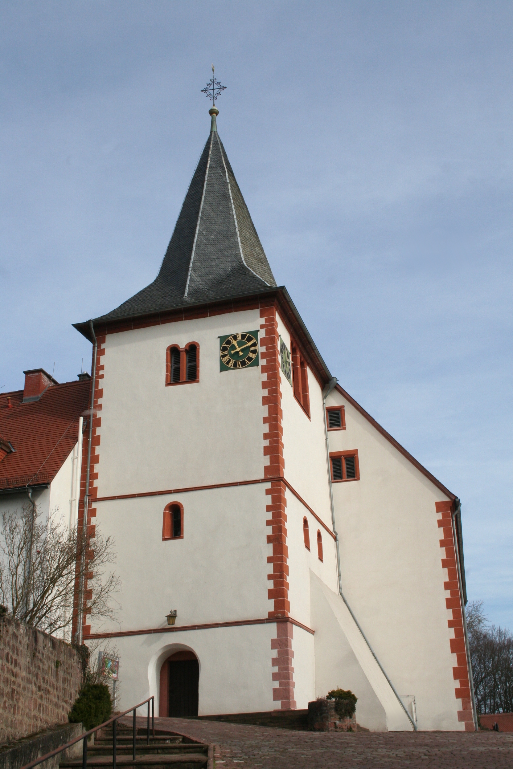 Die Kirche in Höchst i. Odw. gehört zum Gebäudekomplex des ehemaligen Klosters. Sie steht auf einer kleinen Anhöhe, dem Kirchberg, im Zentrum von Höchst. Der Turm stammt von der alten romanischen Klosterkirche. Das Kirchenschiff war zur Zeit, als die Refo