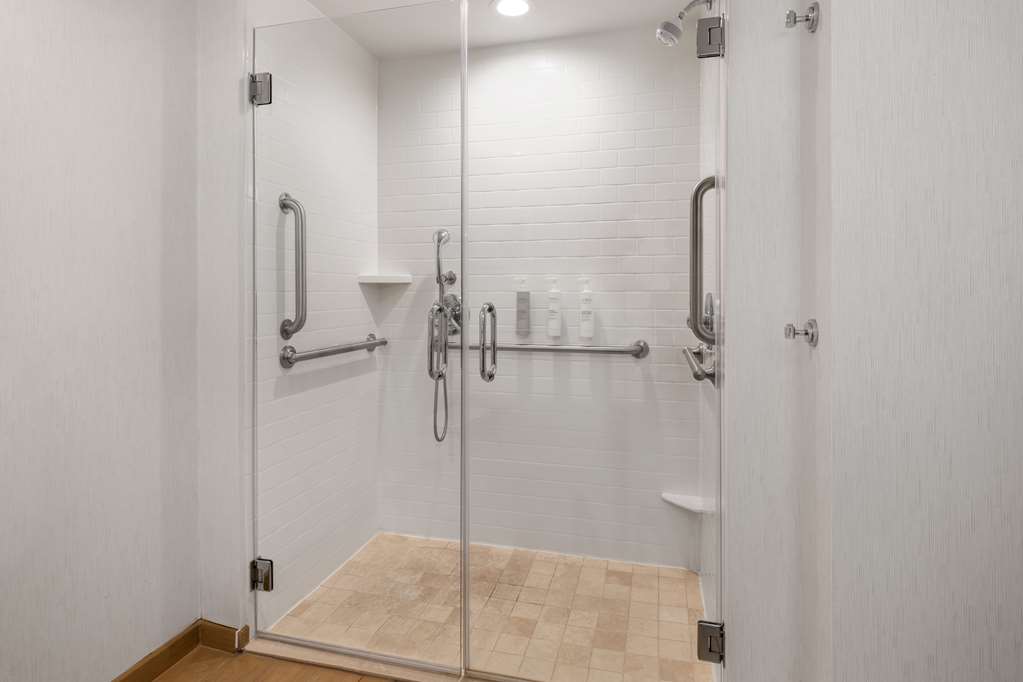 Guest room bath
