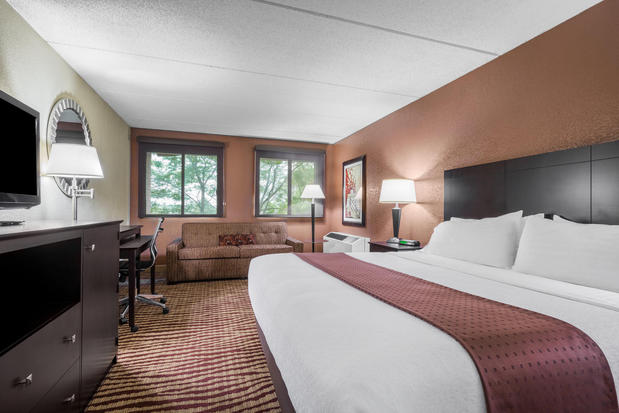 Images Holiday Inn Manitowoc by IHG