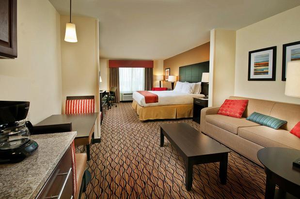Images Holiday Inn Express & Suites Pearsall, an IHG Hotel
