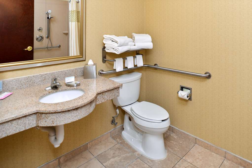 Guest room bath