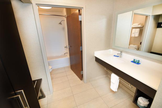 Images Holiday Inn Express & Suites Grand Forks, an IHG Hotel
