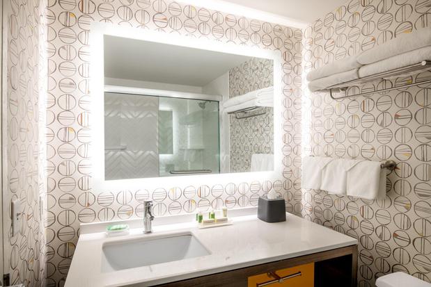 Images Holiday Inn & Suites Pittsfield-Berkshires by IHG