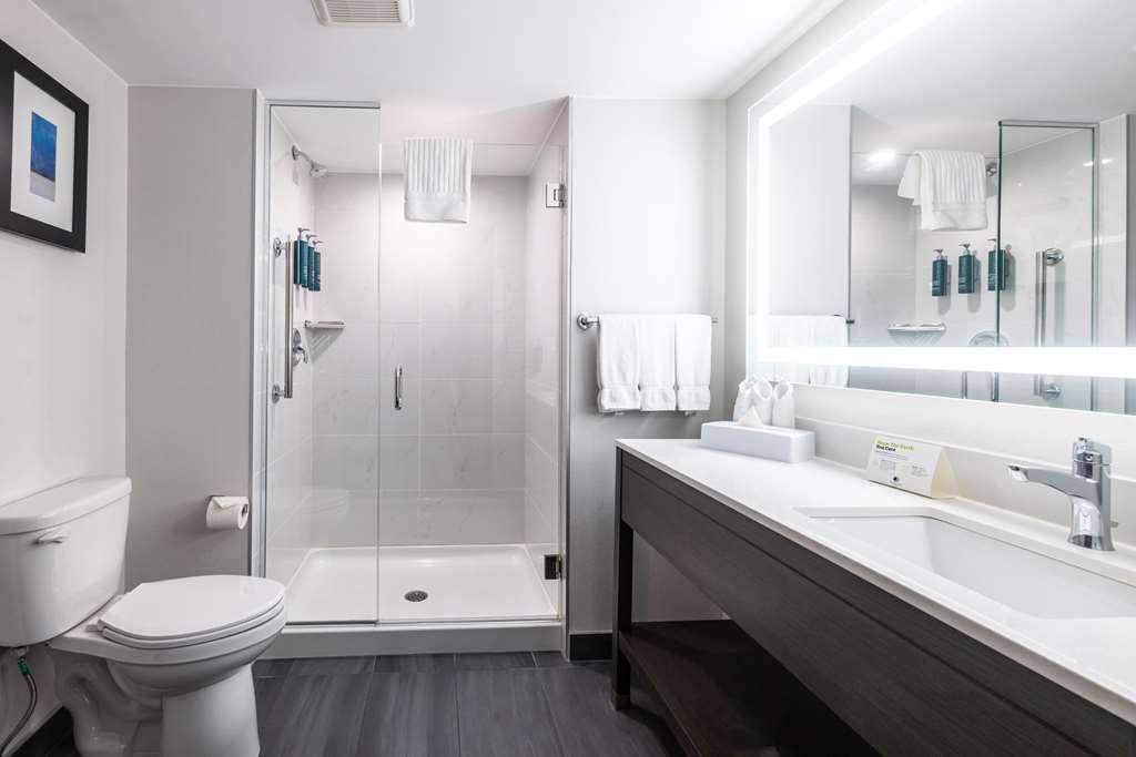 DoubleTree by Hilton Calgary North in Calgary: Guest room bath