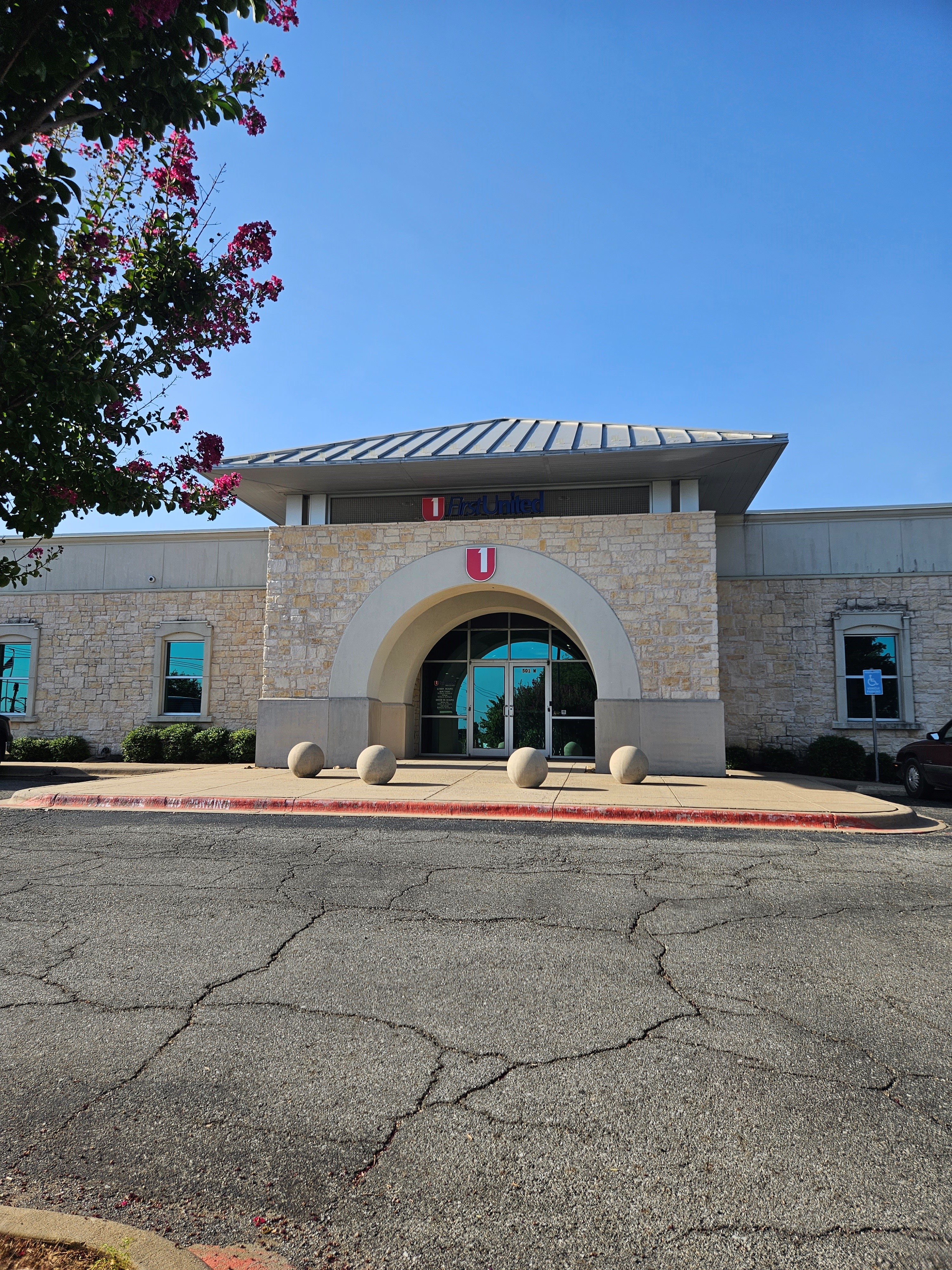 First United Bank - Pottsboro - exterior front of community bank