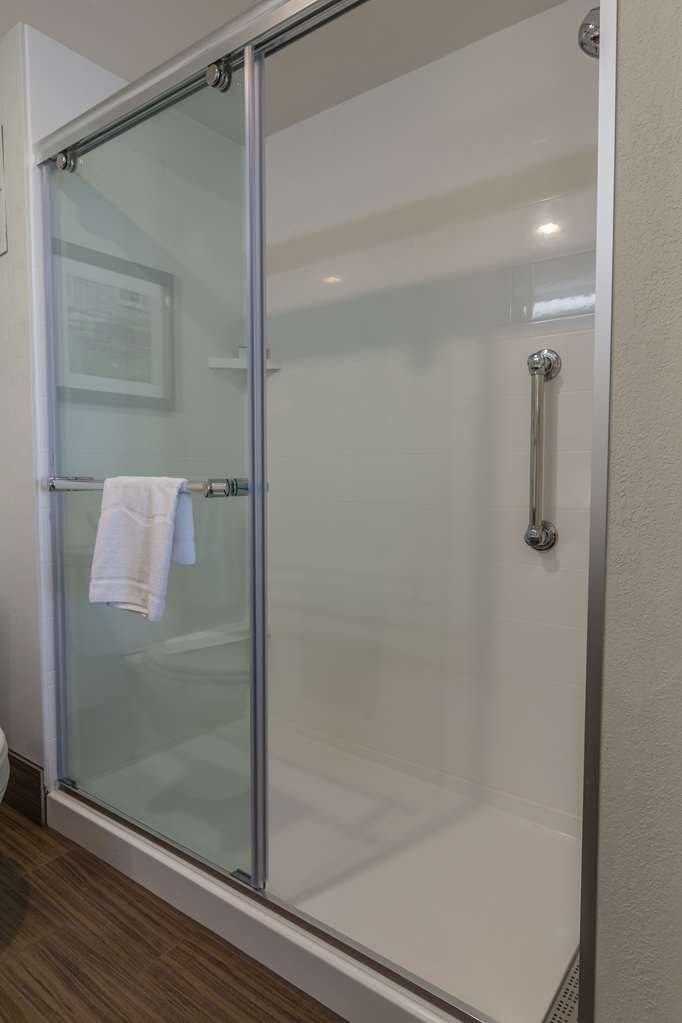 Guest room bath