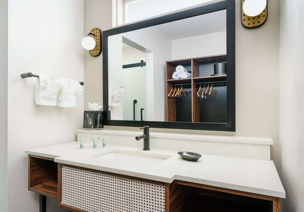 Guest room bath 