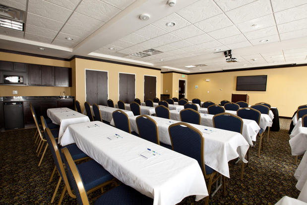 Images Holiday Inn Express & Suites Detroit North - Troy, an IHG Hotel